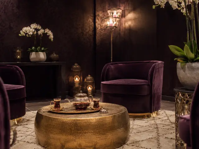 Kadife koltuklu, çay masalı bekleme salonu — Battalgazi, Masaj Salonun