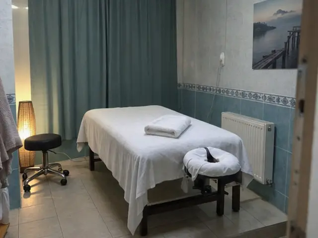 Mavi perdeli odada masaj masası ve tabure — Battalgazi, Masaj Salonun