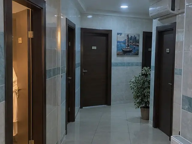 Açık mavi fayanslı koridor ve oda kapıları — Battalgazi, Masaj Salonun